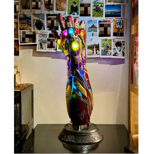 Estatua Guantelete del Infinito de los Vengadores - Réplica LED 1:1